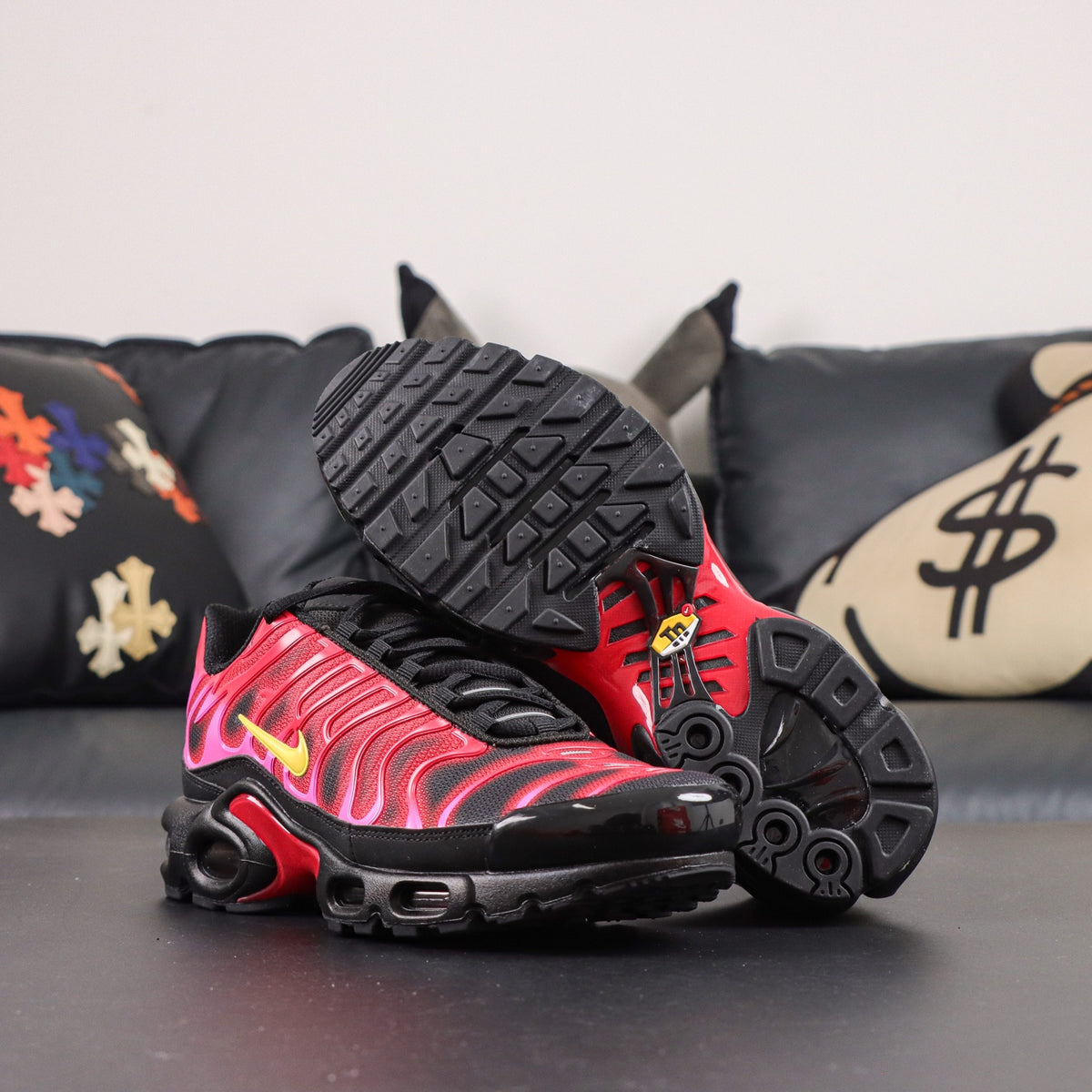Supreme x Nike Air Max Plus TN Fire Pink