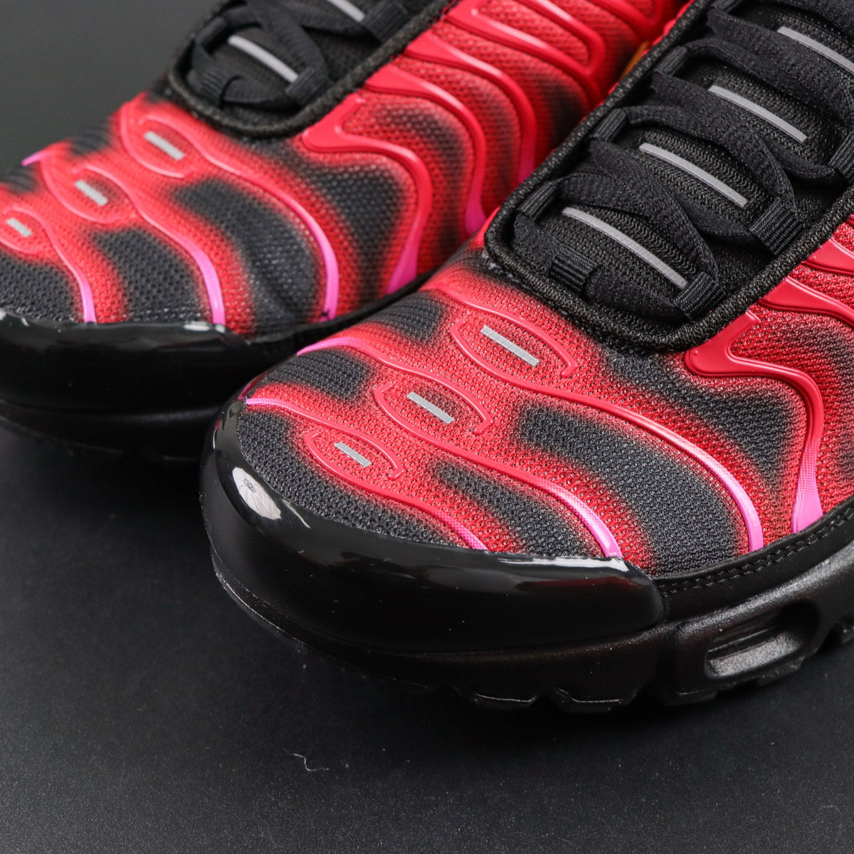 Supreme x Nike Air Max Plus TN Fire Pink